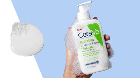 Peneča kremna tekstura (Cream-to-Foam). Bogata krema se med vtiranjem v kožo spremeni v peno.
