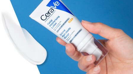 Lahka tekstura CeraVe dnevne kreme za obraz s faktorjem SPF25 zadrži vlago za 24-urno navlaženost